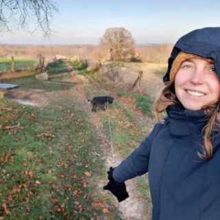 Even voorstellen 🖐
Hé hoi! Mijn naam is Iris Flamand. Ik ben opgegroeid in Noorbeek, een dorpje midden in het Limburgs Heuvelland. Nu woon ik op een woonboerderij in het buitengebied van Vianen, dichtbij Utrecht. Dit avontuur ben ik samen met 4 anderen in oktober 2022 aangegaan. We vormen een woongroep, voorzien onszelf het hele moestuinseizoen van verse groenten en hebben er ruimte om onze eigen projecten op te pakken. Tijdens dit woonexperiment heb ik groenten leren telen, een succesvolle bootcamp-groep opgezet en veel tijd besteed aan de basisbehoefte ‘eten bereiden en delen’. Koken doe ik al sinds kinds af aan. Ik heb een duidelijke herinnering dat mijn moeder me op  mijn 12e vertelde dat ik van elke week cake bakken maar eens moest overstappen op leren koken. Wie moet immers al dat lekkers opeten? In mijn studententijd was ik meestal degene die achter het vuur stond, en dat deed ik met plezier. Nu laat ik me ook vaak verwennen door de maaltijden die mijn woongenoten op tafel zetten, maar ik vind het nog steeds niet erg om een groot deel van de dag met eten bereiden en delen bezig te zijn. Ik vind namelijk dat we juist wat vaker meer tijd mogen investeren in ons voedsel. We zijn die verbinding kwijt geraakt. Oh en iets zoets bakken, dat hoort daar natuurlijk ook op zijn tijd bij.

Het landelijk gebied is waar ik thuishoor, niet in de stad. Een woonplek met anderen, niet op mezelf. Ik zie alternatief wonen als onderdeel van onze toekomst. Meer verbinden, meer creëren, meer helpen, minder ruimte en minder milieubelastend. Woongroepen kunnen plekken zijn waar anderen geïnspireerd worden om hetzelfde te doen. Terug naar de basis. Leven in een woongemeenschap, ongeveer net zoiets als in een dorp, maar dan op een nieuwe manier die ik graag zo voor me zie: gezamenlijk wonen combineren met duurzaam ondernemen, ambacht en natuur. 

Op de tweede foto is te zien hoe ik het liefst mijn dag start in het weekend: in de badjas met een kopje koffie mijn ideeën en gedachtes lekker uitschrijven.