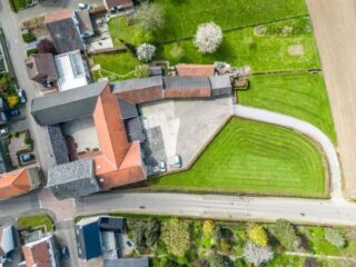 Bezichtiging 1 🏡
Vrijdagmiddag ging ik op pad voor de carré hoeve op de Kruisstraat 4 in IJzeren te bewonderen. De hoeve is gebouwd in 1791 en is opgenomen als Rijksmonument.

Perceeloppervlak: 3.865 m²
Woonoppervlak: 368 m²
Prijs: €875.000

✅ Pluspunten:
- genoeg ruimte voor ontwikkeling van woongroep, hub en atelier.
- prachtige uitstraling en uitzicht.
- werkende CV en verwarmingen in woonhuis.
- parkeerplaats.
- verkoopt slecht in de winter (genoeg guntijd).
- oude mestkelders te gebruiken voor grijswater circulatie.
- houten vloeren, makkelijk leidingen en elektriciteit aan te leggen.

⚠️ Aandachtspunten:
- asbestdaken.
- daken niet geïsoleerd.
- houten balken en vloere slechte staat.
- overal enkelglas.
- veel verharding op terrein.
- geen bomen op perceel.
- groen gedeelte te klein.
- nog een agrarische bestemming (aanvraag woonbestemming loopt).
- geen dichtbij gelegen treinstation.
- monumentaal buitenkant.

Foto's van aelmans makelaar.