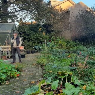 Juni 2024 🖐 even voorstellen! Jack Crombag.
Sinds de oproep van mede-initiatiefnemers gezocht op woongroep.net heeft Jack zich enthousiast gemeld. Hij was de eerste die ervoor zorgde dat La Finca een "groep" werd. Jack kon zich gelijk erg vinden in de visie van La Finca en hij vindt duurzaam bouwen en leven erg belangrijk. De klik met Iris was er ook gelijk!

Jack doet bijna alles met de fiets of het OV. Tot voorkort wist Iris helemaal niet dat Jack een auto heeft. Maar die staat dan ook het grootste gedeelte van het jaar in de garage bij zijn appartment aan de groene loper in Maastricht. 

Wielrennen, spelletjes spelen, gezelligheid opzoeken en buiten zijn is wat Jack graag doet. Altijd al sprak het leven in een woongemeenschap hem al aan, als sinds zijn studententijd in Nijmegen. De Heerlenaar wilt in Zuid-Limburg blijven wonen en niet alleen deel uitmaken van La Finca maar het project ook samen trekken.

Welkom Jack! Sinds juni 2024 al onderdeel van de kerngroep.