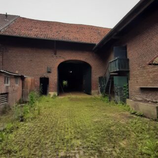 Juni 2024 | Bezichtiging #2. Dit keer niet alleen maar met twee vrienden, Sophie en Kevin (Iris' vriend). Via Sophie was de boerderij in Schimmert getipt aan La Finca. Veel ruimte, oude stallen, grote tuin met wei en fruitbomen. Ja, door het bezichtigen van locaties weet je steeds meer wat je wilt...en wat je niet wilt. Bomen voldoende op het perceel, en genoeg lichtinval en ruimte voor een moestuin✅ En parkeerplaats ruimte voor de co-werkhub of het buurthuis. 

Nog te vroeg in het proces om een bod uit te brengen?! Ja dat was het zeker. Eerst de kerngroep bij elkaar krijgen en een gezamenlijke wensen en eisenlijst creëren. Maar erg leuk was het zeker om een kijkje te nemen in de binnenkant van een oude hoeve.