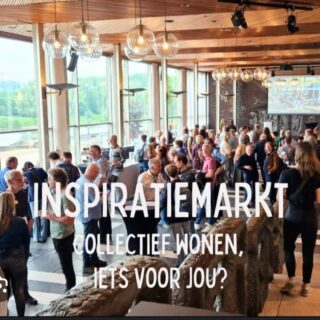 17 mei 2024 | La Finca bezocht de Inspiratiemarkt Collectief Wonen in Arnhem met netwerken als doel! 🎯

Op deze dag liet Iris zich inspireren door pitches van vragers en aanbieders, waren er diverse workshops en een markt met informatie rondom collectief wonen. Ik vond een stapel boeken rondom collectief wonen, er is al veel meer info bekend dan ik dacht! 

De inspiratiemarkt in het provinciehuis in Arnhem was voor geïnteresseerden, initiatiefnemers en organisaties die willen bijdragen aan samen bouwen en wonen in Gelderland. Informatie ophalen uit andere provincies is zeer waardevol. 

Iris was aanwezig bij een workshop georganiseerde door de Rabobank. De spreekster Astrid gaf mij het contact van Roxan Aquarius, contactpersoon in Limburg rondom collectief wonen. Dat bleek achteraf erg waardevol. 

Het wordt ontzettend aangemoedigd dat de jonge generatie met dit thema bezig is. Komt er ook zo een inspiratiemarkt in Limburg aan? Of kunnen we zoiets zelf organiseren in Zuid-Limburg?🤔