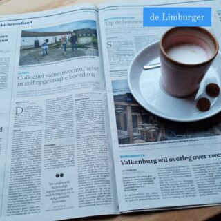 Gespot! 14 november 2024 in de Limburger 🗞

Maastricht - Waarom zou je de schaarse woonruimte niet delen met gelijkgestemden? Mede door de wooncrisis is het een trend. Zo ook het project La Finca, dat ‘ergens in het Heuvelland’ woonruimte zoekt voor zo’n twintig mensen.

De geboren Noorbeekse Iris Flamand is teruggekeerd uit Vianen bij Utrecht waar ze in een collectieve woonboerderij woonde. De wetenschapper duurzame landbouw, met als specialisatie peulvruchten, leeft sinds een paar maanden in een woongemeenschap aan de Boschstraat in Maastricht. De 27-jarige wil nu ergens in het Heuvelland een eigen woongemeenschap stichten. Ze deed een halfjaar geleden een oproep op de site woongroep.net. De geboren Heerlenaar Jack Crombag, docent aan het Sint-Maartenscollege in Maastricht, meldde zich als mede-initiatiefnemer. Hij
houdt van spelletjes spelen en films kijken, samen met anderen. „Want dat is veel leuker.” Hun woonvorm gaat La Finca Limburg heten. „Ik heb op diverse finca’s, boerderijen in Spanje gewoond en gewerkt en voelde me daar zeer welkom” zegt Flamand

Betaalbaar
La Finca wil bijdragen aan het in de eigen regio houden van jong talent, door sociale, betaalbare en duurzame woonplekken in het buitengebied. En in contact staan met het dorp, door bijvoorbeeld buurtdiners of een ruimte aan te bieden als buurthuis. „Dat alles midden in de prachtige natuur die behouden moet blijven, dus duurzaam bouwen”, schetst Crombag. Het plan:
zes tot acht woningen voor zo’n vijftien tot twintig mensen, alleenstaanden en gezinnen. Huur: van
ongeveer 600 tot 1200 euro.

[...] zie vervolg in het volgende bericht

Tekst door Joos Philippens