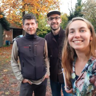 November 2024. Bezichtiging #3 
Tijdens een bijeenkomst op Zuyd Hogeschool in Heerlen in oktober over collectieve woonvormen werden Iris, Jack en Kevin voorgesteld aan een vrouw uit Ransdaal die haar boerderij te koop heeft staan. Al snel werden we uitgenodigd om te komen kijken, en dat deden we! 

Tja, eigenlijk nóg steeds te vroeg om met locaties bezig te zijn. We zaten immers middenin het proces van de potentiële kerngroepleden leren kennen en kiezen. Maar deze kans lieten we niet aan ons voorbij gaan. Wie weet wordt dit wel onze collectieve woonplek.

Het is een mega groepsaccomodatie die al sinds 1970 daarvoor wordt gebruikt. Daarvoor was het twee generaties lang een gemengd boerenbedrijf. In Ransdaal staan vele prachtige oude carré boerdeijen. Dit komt wel in de buurt! Ook qua locatie en bereikbaarheid. Wel te weinig tuin. Een moestuin zou passen, maar geen wei met fruitbomen of plek voor kleinvee. En wat zouden de toekomstige kerngroepleden ervan vinden?