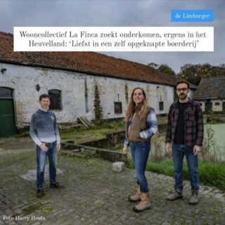 Vervolg: 14 november 2024 in de Limburger 🗞

De bewoners gaan – over pakweg een jaar of vier – huren van een vereniging die het kavel of
pand koopt. „Het liefst in een zelf opgeknapte boerderij met diverse generaties om kennis door te
geven. Een gezamenlijke plek waar ambachten en lokaal voedsel belangrijk zijn”, zegt Crombag.
Kevin Zenden, Flamands vriend, wil ook graag in La Finca wonen.

Suzanna van Dam woont al een jaar of drie bij The Embassy aan de Boschstraat, met zeven
huisgenoten (22 tot 35 jaar), onder wie Iris Flamand. Het is een huis vol sociaalmaatschappelijke betrokkenheid, want ze nodigen onder meer asielzoekers uit om mee te komen eten. „Zo’n woonvorm is heel erg mooi”, vindt Van Dam. „Het kost best veel tijd om met elkaar op te trekken, maar je krijgt er veel vertrouwen voor terug ”

Een expert op het gebied van collectieve woonvormen is Jan Bierhoff. Hij bouwde met een aantal
medestanders Sphinxtuin, een nieuw binnenstadscomplex in Maastricht met 26 koopwoningen, variërend van studio’s (62 vierkante meter) tot penthouses van 180 vierkante meter. Bierhoffs belangrijke les: ,,Maak vooraf goede samenwoonafspraken. Dat hebben wij veel te laat gedaan, wij waren vooral bezig met het bouwproces.”

Een recente informatiebijeenkomst in het SNS Expertisecentrum in Maastricht verliep voor La
Finca succesvol: „We kregen acht volmondige aanmeldingen voor onze kerngroep en ook nog
eens 21 van potentiële bewoners”, vertelt Flamand. 

Ook Vereniging Kleine Kernen Limburg volgt het collectief wonen op de voet. Ralph Tangelder
hoopt op een doorbraak, nadat eerdere pogingen strandden. De Rabobank heeft sinds dit jaar in
Limburg een speciale afdeling voor het zogeheten Collectief Particulier Opdrachtgeverschap.
„Mede door de wooncrisis zien we meer collectieve woonvormen ontstaan, zoals het ombouwen
van kerken en scholen”, zegt Roxan Aquarius.

De bank wil ook agrariërs helpen die hun bedrijf willen omturnen naar woningen, recreatie of zorg.
„De nadruk ligt nu op grootschalige bouw bij stations, maar onderzoek nadrukkelijk ook het landelijke gebied”, adviseert Aquarius. Wat La Finca Limburg betreft gebeurt dat zeker, in harmonie met de natuur.