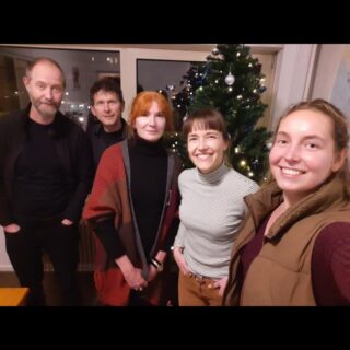 december 2024 | Kerngroep gevormd! 
De eerste keer dat we met z'n allen bij elkaar kwamen en iedereen elkaar kon ontmoeten was net voor de feestdagen op 12 december. We kookten samen, stelde ons voor en deden een spel om elkaar beter te leren kennen. Die week erna gingen we samen de boerderij in Ransdaal bezoeken. Door samen op pad te gaan leer je ook over de woonwensen van de anderen. We kwamen tot de conclusie dat de tuin helaas niet groot genoeg voor ons was en dat de verbouwingen meer gingen vergen dan vooraf gedacht. Wel zagen we ons in een rustig dorp wonen in een oude boerderij waar je veel verbinding met de buurt kan opbouwen. We weten waar we naar opzoek kunnen gaan. 

We sluiten het jaar hiermee feestelijk af 🥳 La Finca is een project waarbij het proces belangrijker is dat het eindresultaat. Dit jaar hebben we vele mooie mensen mogen ontmoeten, veel mensen en organisaties met elkaar in contact kunnen brengen, geleerd en geïnspireerd geraakt van andere initiatieven en véél kennis opgedaan. 

2024 is succesvol geweest! Met als hoofddoel van La Finca om de kerngroep bij elkaar te krijgen ✅

We willen iedereen bedanken die meegeholpen en meegedacht heeft. Dank voor het luisteren naar onze ideeën, de kritische vragen stellen, naar de voortgang vragen en het toejuichen en aanmoedigen van dit mooie project. Dank vrienden, oud-huisgenoten en familie! Danzij jullie is La Finca nú al een succes 🥂

Tot in 2025! 🎆