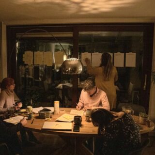 23 januari | Vandaag stond in het teken van gezamenlijke visievorming. Die visie van La Finca is door Iris geformuleerd als: 

🌱Een leefbaar Zuid-Limburg, aantrekkelijk voor jong talent door betaalbare, sociale en duurzame woonplekken in het buitengebied te realiseren waar verbinding met elkaar, de buurt, lokaal voedsel en natuur centraal staan.🌱

Nu we een groep zijn is het belangrijk dat we een visie formuleren die wordt gedragen door ons allemaal. Daarom hebben we de visie uit elkaar gesplitst en de losse woorden afgedrukt en opgehangen. Toen hebben we allemaal zelf opgeschreven op post-it's wat dat woord voor ons betekent. Zoals, wat betekent 'verbinding met de natuur voor mij?'. 

Deze gedragen visie is weer de basis van het Programma van Eisen waar we de komende tijd mee aan de slag gaan.