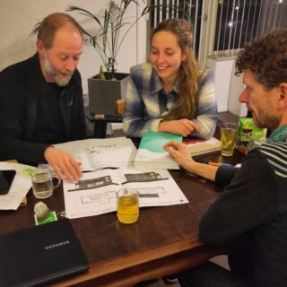 5 februari 2025 | Twee weken later en we komen weer bij elkaar met de kerngroep om samen te eten en te overleggen. Vandaag stond als hoofdthema 'Het programma van Eisen' op de agenda, ofwel het PvE. 

❓Wat is dat?
Het Programma van Eisen is de ruimtelijke vertaling van onze visie, missie en kernwaarden. In het PvE leggen we de eisen en wensen van de groep vast, zodat het gebouw dat we  gaan ontwerpen of renoveren hieraan kan voldoen. De architect gaat later een ontwerp maken van onze toekomstige wooneenheden en doet dat op basis van ons PvE. 

Jeroen van de kerngroep is kartrekker van het thema 'Plan van Eisen' en dus nam hij de anderen mee in wat erin moet komen te staan en liet ons ter inspiratie een aantal voorbeelden van collectieven ontwerpen zien. Ook doen we inspiratie en kennis op uit de geschiedenis van collectief wonen, want dat is helemaal niet nieuw! 
📚Leestip: A history of collective living

Onderdeel van het PvE is onder andere:

1. Locatie: stedelijk, landelijk of tussenvormen (bereikbaarheid van voorzieningen); welke gemeente, welke wijk.

2. Omvang: hoeveel wooneenheden: groot (50), middelgroot (20-25), klein (10 of minder).

3. Bouwplan: verbouw of nieuwbouw, al of niet binnen een groter project.

4. Fiancieel-economisch: koop of huur of een mengvorm; sociale of vrije sector; huurprijs.

5. Vorm: één gebouw, bijeengelegen groep woningen, verspreid wonen over een buurt of straat (zg. "gestippeld" wonen).

6. Inrichting: hoe groot wordt de woning; aspect privé versus gemeenschappelijk: groepsruimten, clusterruimten, alleen projectruimten.

7. Locatie: stedelijk, landelijk of tussenvormen (bereikbaarheid van voorzieningen); welke gemeente, welke wijk.

📢 Met zo een PvE kunnen we straks naar grondeigenaren stappen, waaronder ook gemeenten.