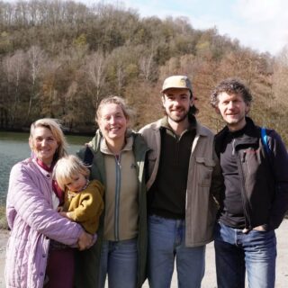 1 maart 2026 - nieuwe ontmoetingen
We zijn een hele tijd niet actief geweest via social media. Maar we hebben zeker wel weer 10 stappen naar voren gezet. Afgelopen jaar af en toe ook een stap terug gezet, waardoor het jaar een rollercoaster was van mensen die gingen en kwamen en gingen.
Nu zijn we weer een stabiele kerngroep met mij, Iris, en met Jack en Ménou. Daaromheen een mooie schil aan mensen die op de interesselijst staan voor La Finca. Ze willen niet alleen graag met ons komen wonen, ook willen ze al meehelpen en ondersteunen om ons initiatief werkelijkheid te maken. Dat is de kracht van de groep 🤜🤛
Op zondag 1 maart 2026 leerde we een aantal mensen kennen die interesse hebben. Het was een bijzondere sociale en verbindende dag. Al wandelend leerde we elkaar kennen. Ménou had sociale spellen voorbereid. We gingen van een grote kring met veel ruimte tussen elkaar naar een kleine kring aan het einde waar we ons vertrouwd met elkaar voelde.